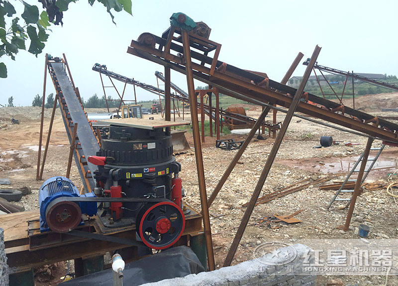 粗碎后的花崗巖經(jīng)過(guò)圓錐破再次細(xì)碎