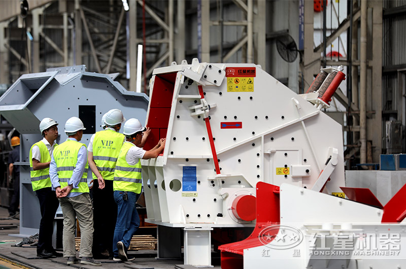客戶(hù)實(shí)地考察反擊式破碎機(jī)