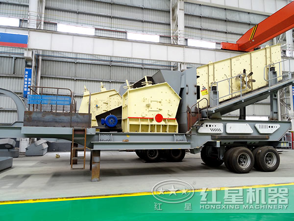 車(chē)載移動(dòng)破碎機(jī)生產(chǎn)車(chē)間，搭載反擊式破碎機(jī)