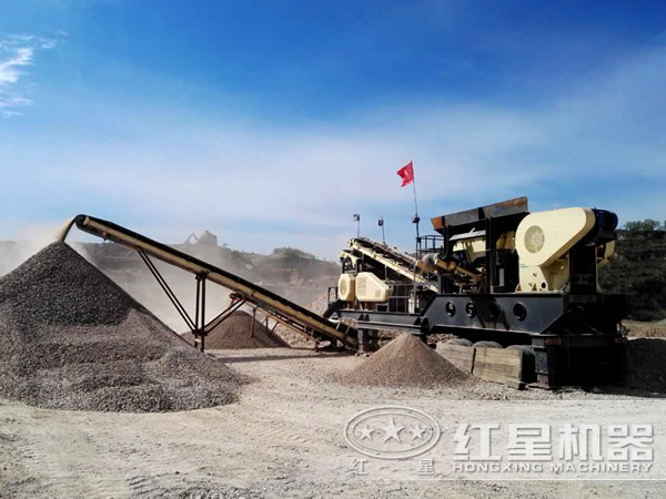 移動(dòng)石子破碎生產(chǎn)現(xiàn)場(chǎng)