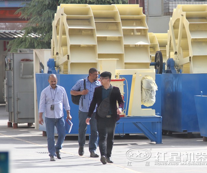 客戶來(lái)紅星機(jī)器選購(gòu)大型洗砂機(jī)