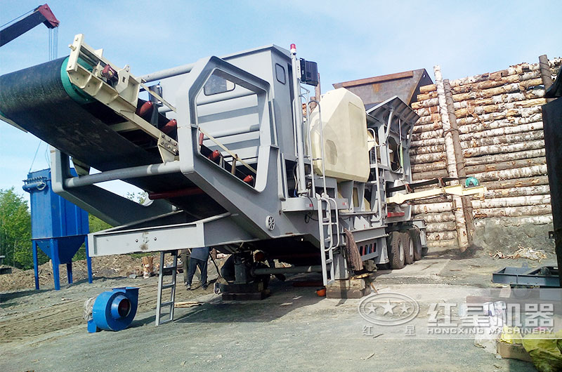 移動式石料生產線現(xiàn)場，配置輪胎式