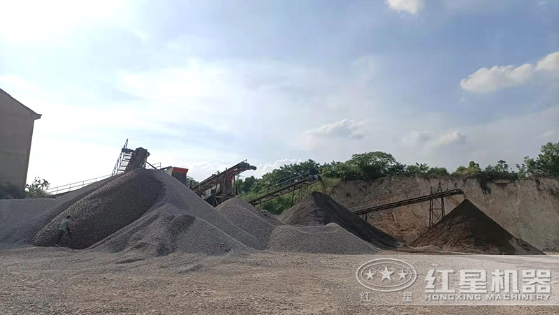 制砂現(xiàn)場中立軸整形制砂機是關(guān)鍵設(shè)備