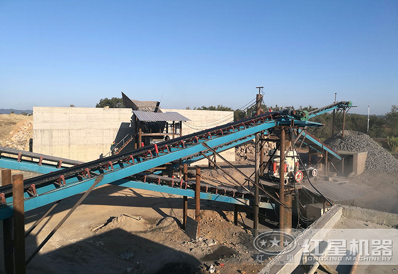 900圓錐破碎機(jī)配置在鄂破之后，如圖現(xiàn)場所示