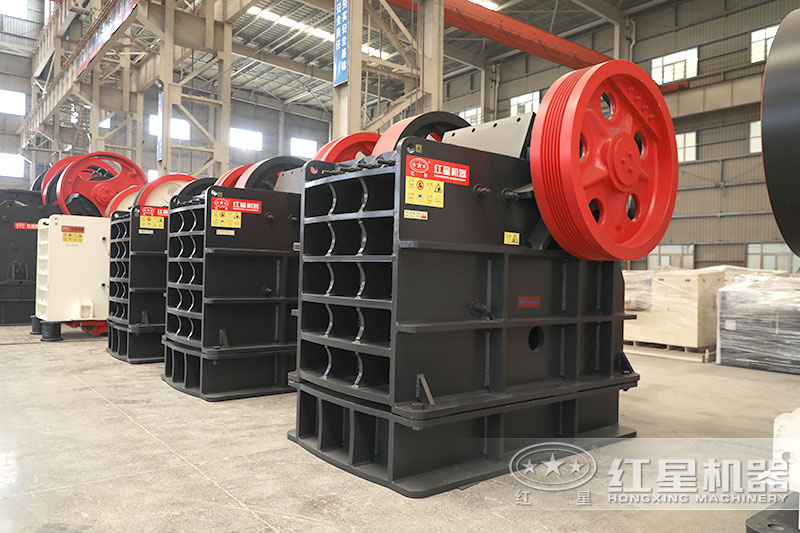 顎式破碎機型號規(guī)格多，400鄂破更受歡迎