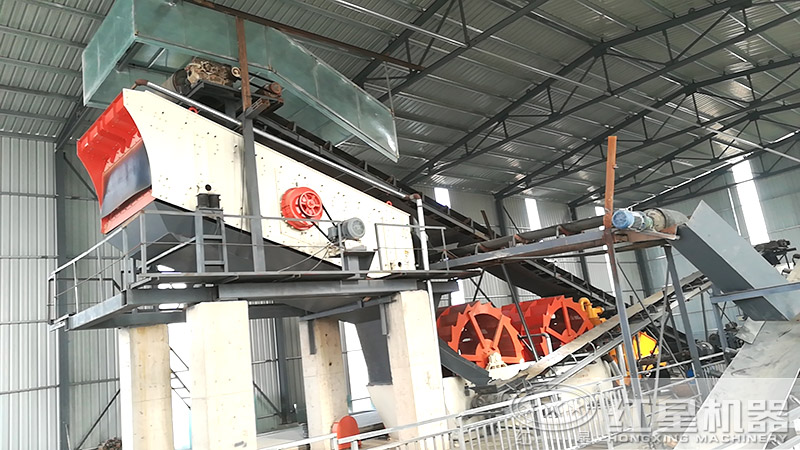 人工洗砂生產(chǎn)線現(xiàn)場(chǎng)，輪斗洗砂機(jī)必備設(shè)備