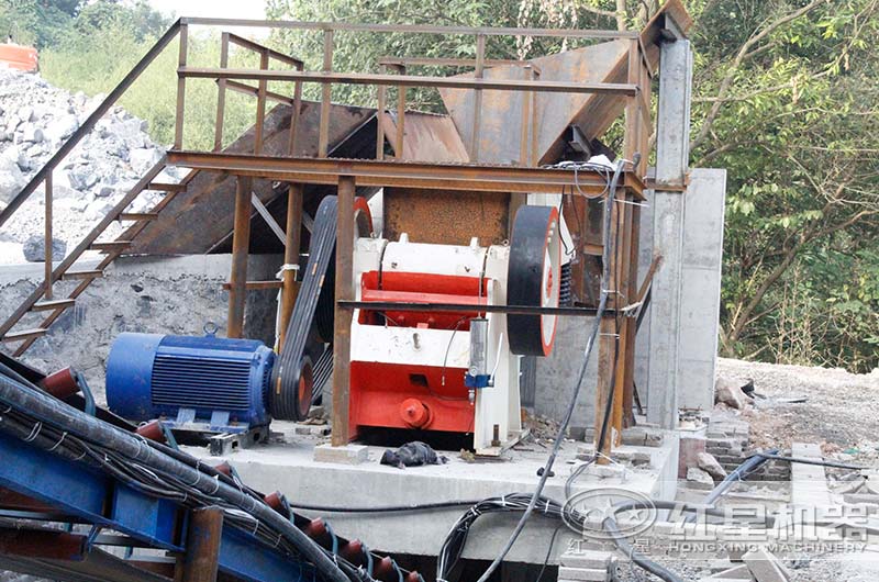 鄂式破碎機(jī)工作現(xiàn)場實拍圖