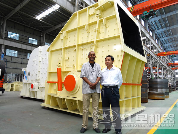 國外客戶參觀紅星反擊式破碎機(jī)廠間