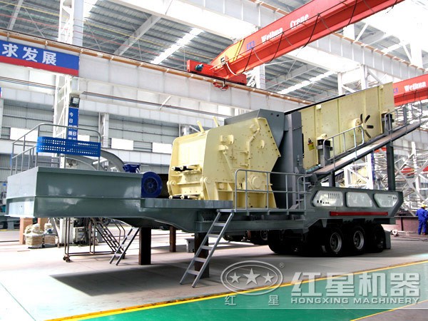 時(shí)產(chǎn)50-80噸、出料料3-6公分的鉀長(zhǎng)石移動(dòng)式破碎機(jī)