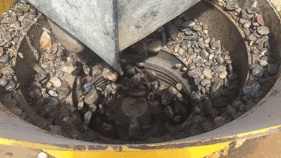 移動(dòng)式圓錐破碎機(jī)破碎河卵石現(xiàn)場