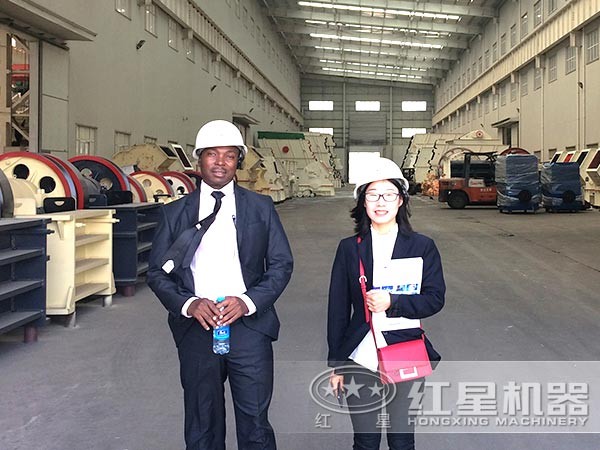國(guó)外友人前來(lái)參觀紅星廠家
