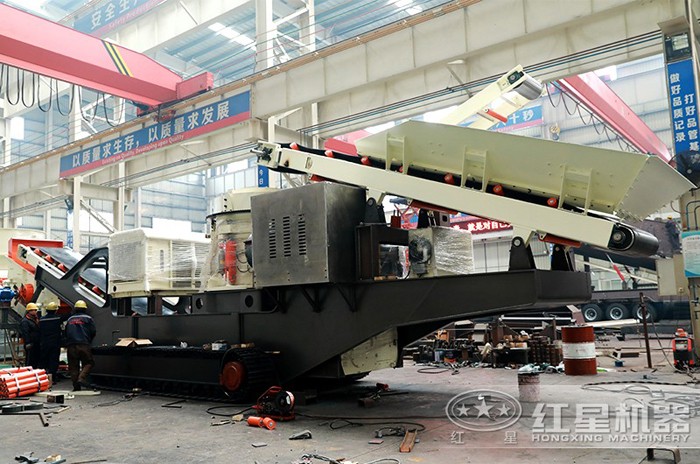 移動(dòng)圓錐式破碎站車間作業(yè)