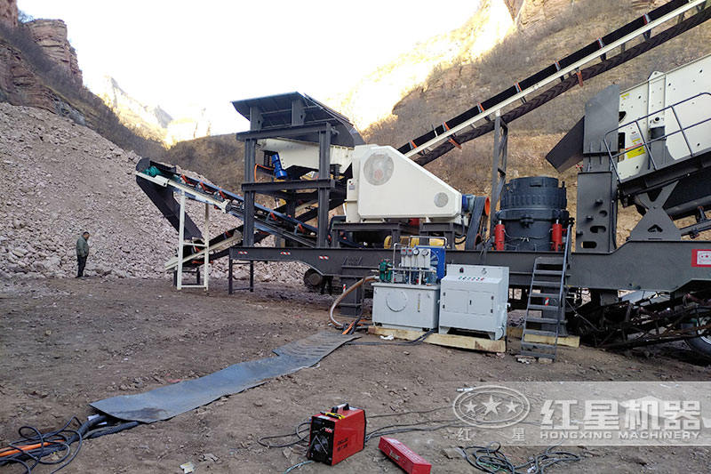 輪胎式移動河卵石破碎制砂機(jī)現(xiàn)場