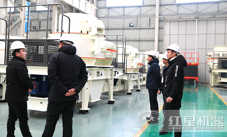 紅星石子制砂機(jī)廠區(qū)內(nèi)，客戶正在參觀