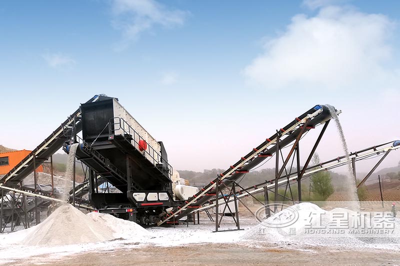 移動(dòng)破碎制砂現(xiàn)場