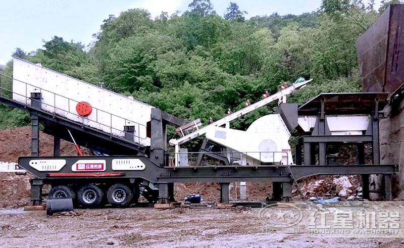 移動式時產300噸重型錘式粉碎機現(xiàn)場