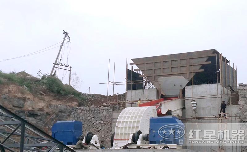 固定式時產300噸重型錘式粉碎機現(xiàn)場安裝圖