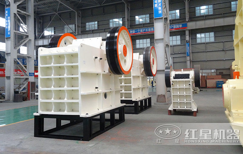 鄂破是粗碎設(shè)備，可在生產(chǎn)線前端處理大塊物料