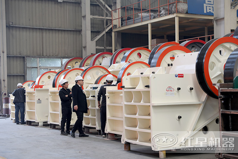 近距離參觀更能了解顎式石頭破碎機(jī)的材質(zhì)、構(gòu)造