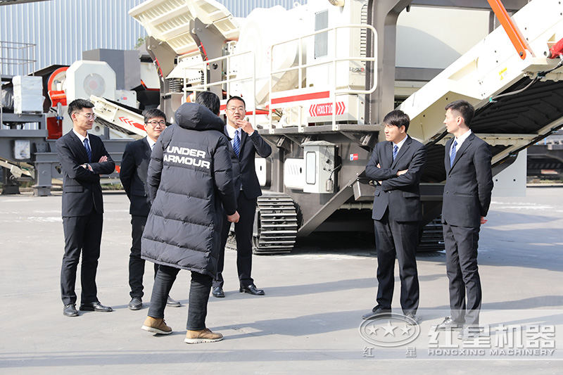 客戶來廠參觀流動(dòng)粉碎機(jī)，專業(yè)團(tuán)隊(duì)一對(duì)一指導(dǎo)講解，現(xiàn)場演示