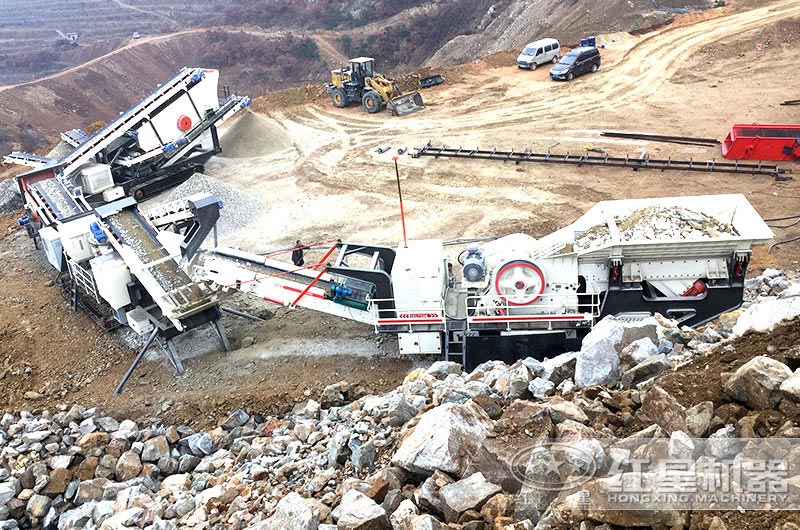 履帶移動(dòng)式破碎機(jī)多機(jī)聯(lián)合現(xiàn)場(chǎng)，時(shí)產(chǎn)量200噸