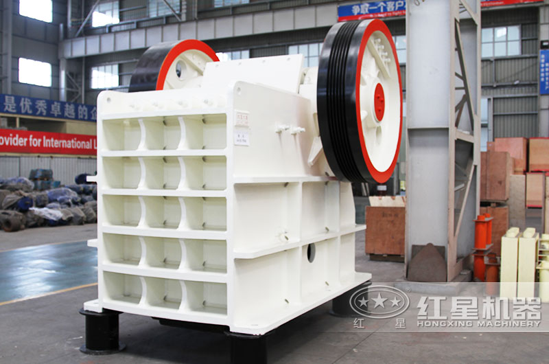 顎式破碎機處理花崗巖粗碎，用于一級破碎