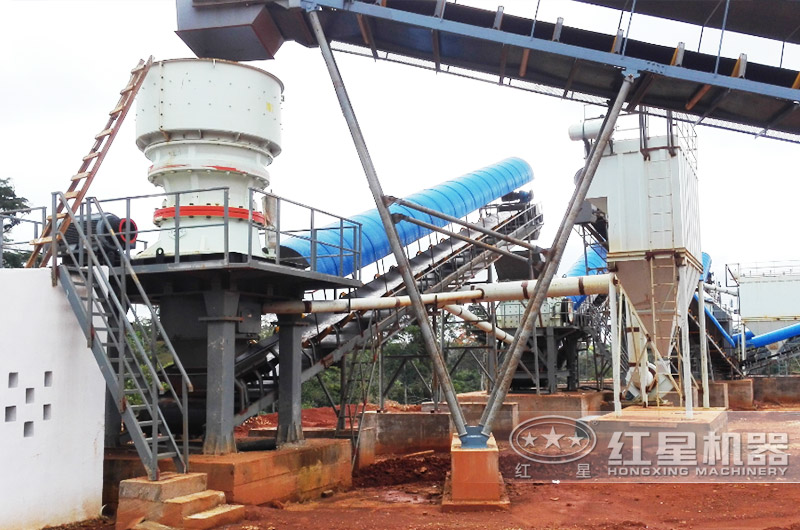 玄武巖破碎生產(chǎn)線現(xiàn)場(chǎng)，防塵罩綠色更環(huán)保