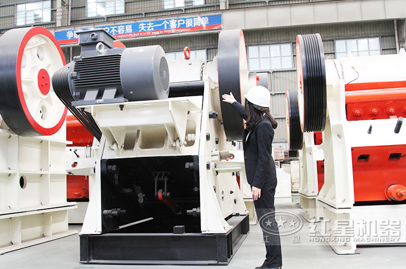 鄂式破石機進料口大，破碎腔深