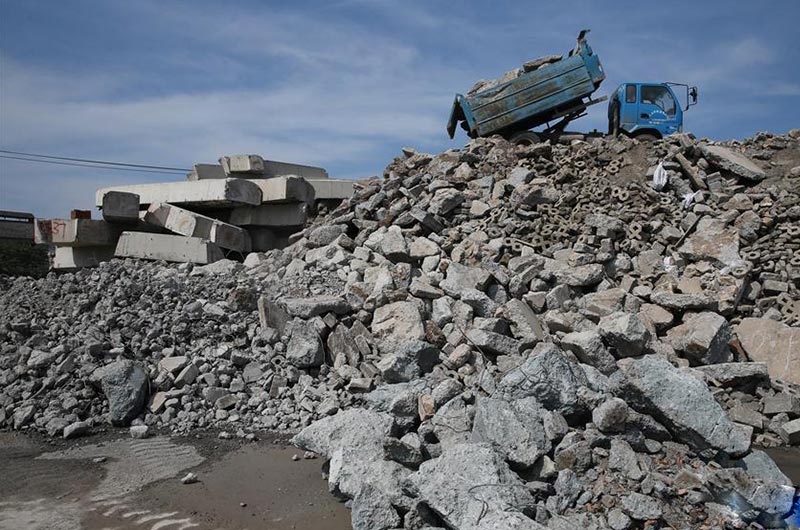 堆積如山的廢棄磚渣、磚塊