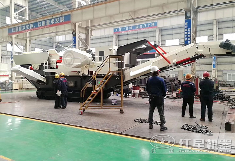 小型移動(dòng)石頭粉碎機(jī)客戶車(chē)間考察