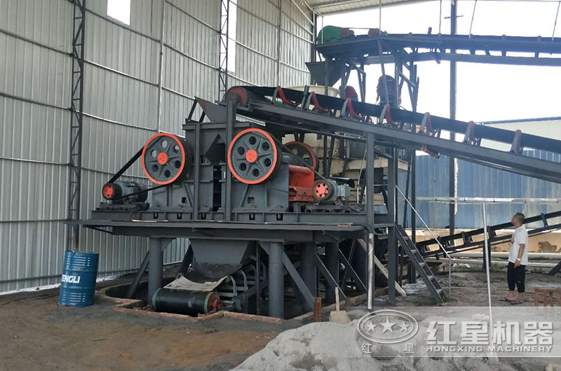 多臺鄂式破碎機連機作業(yè)實拍